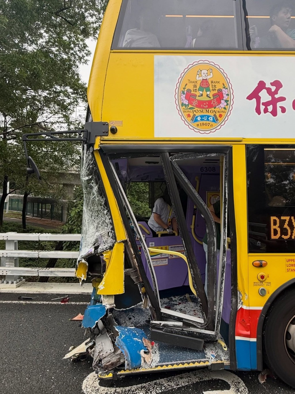 城巴與一輛「死火」私家車發生相撞。Threads@patrick_cheng