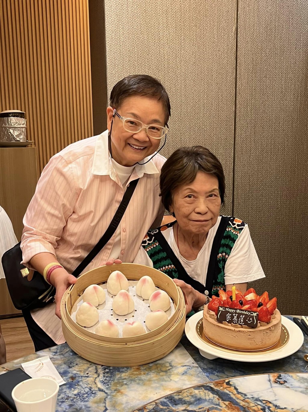 汪曼玲（左）贴出与余慕莲庆祝86岁生日的照片。