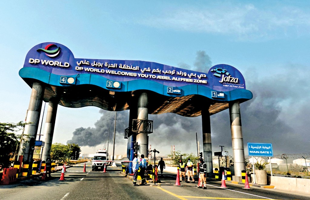 阿聯酋傑貝阿里港被伊朗襲擊後冒出滾滾濃烟。