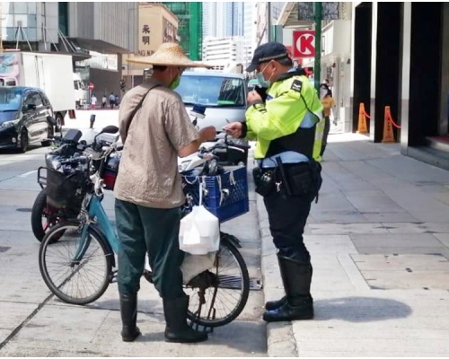 警方採取行動。