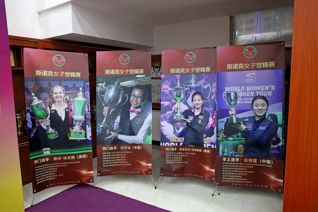 世锦赛首次在东莞举行，球场内放了曾夺世界冠军的球手海报，当然少不了曾三夺世界冠军的吴安仪