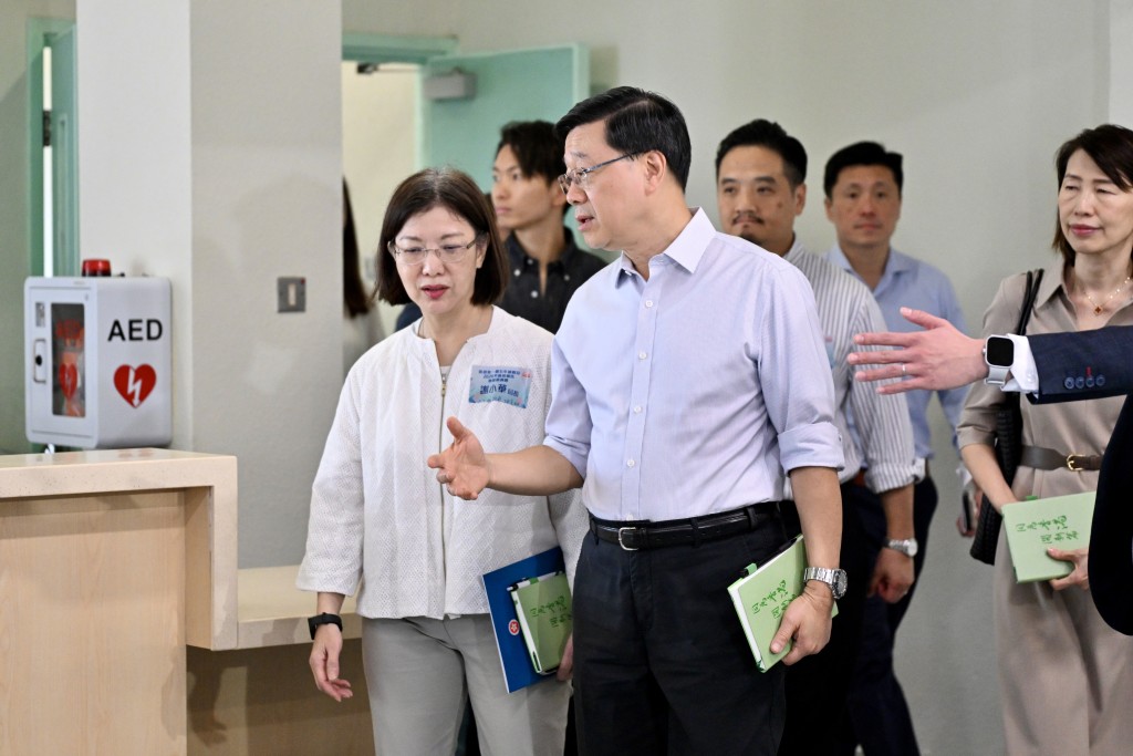 地區諮詢會完結後,特首與各官員司長陸續離開會場。 地區諮詢會完結後,特首與各官員司長陸續離開會場。