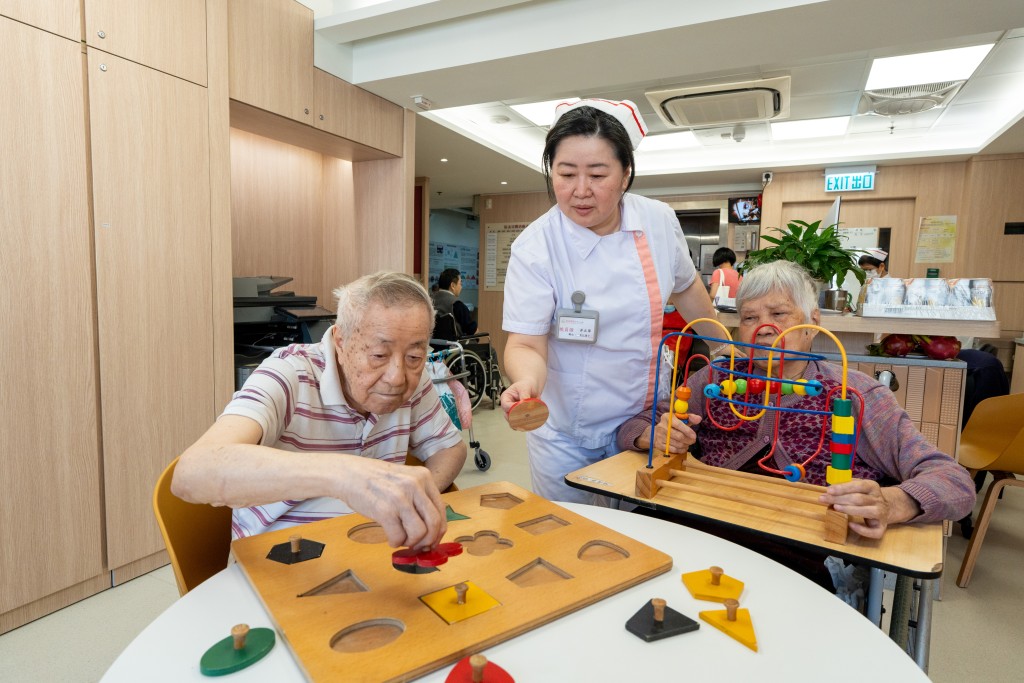 井立華喜愛與長者交流，相處中感受到長者的關懷，更堅定其在安老行業的決心。