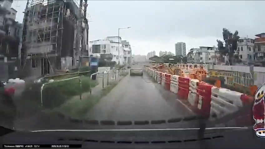 平治私家車突然加速向前駛。網上片段截圖 平治私家車突然加速向前駛。網上片段截圖