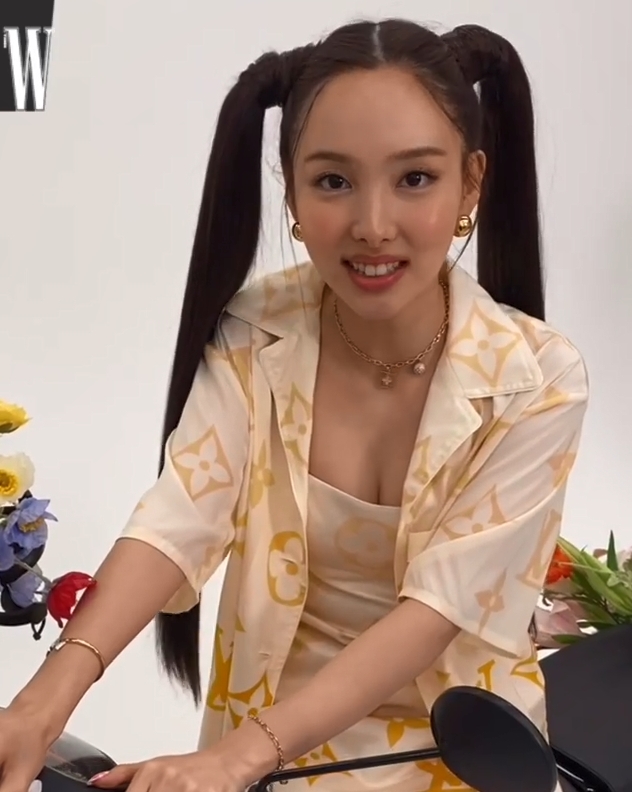 25歲嘅娜璉踏入輕熟女年紀，可以行吓性感路線。（來源：W KOREA）
