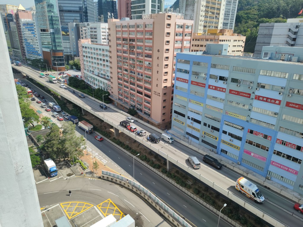 葵涌道天桥(往荃湾方向)近葵芳邨的唯一行车线现已封闭。梁国峰摄