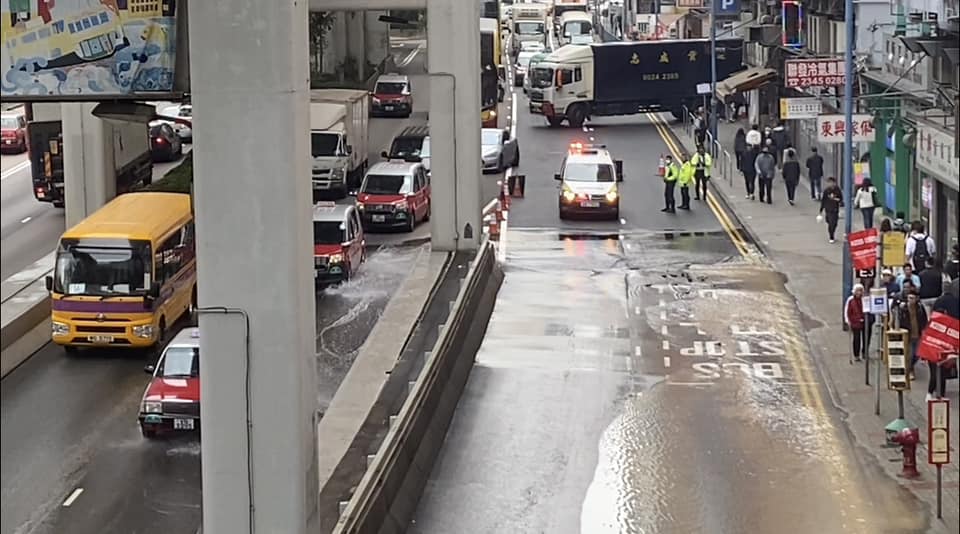 行車線頓成澤國，駛經車輛涉水而行。網上圖片