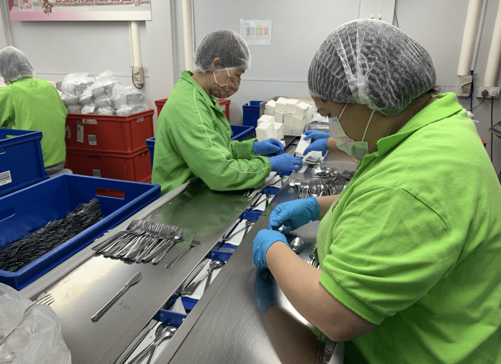 陽光社會企業經理吳少權表示，每日清洗完畢的餐具運到工場後，先會進行分類，再逐一檢查品質，最後放到流水線上進行包裝。