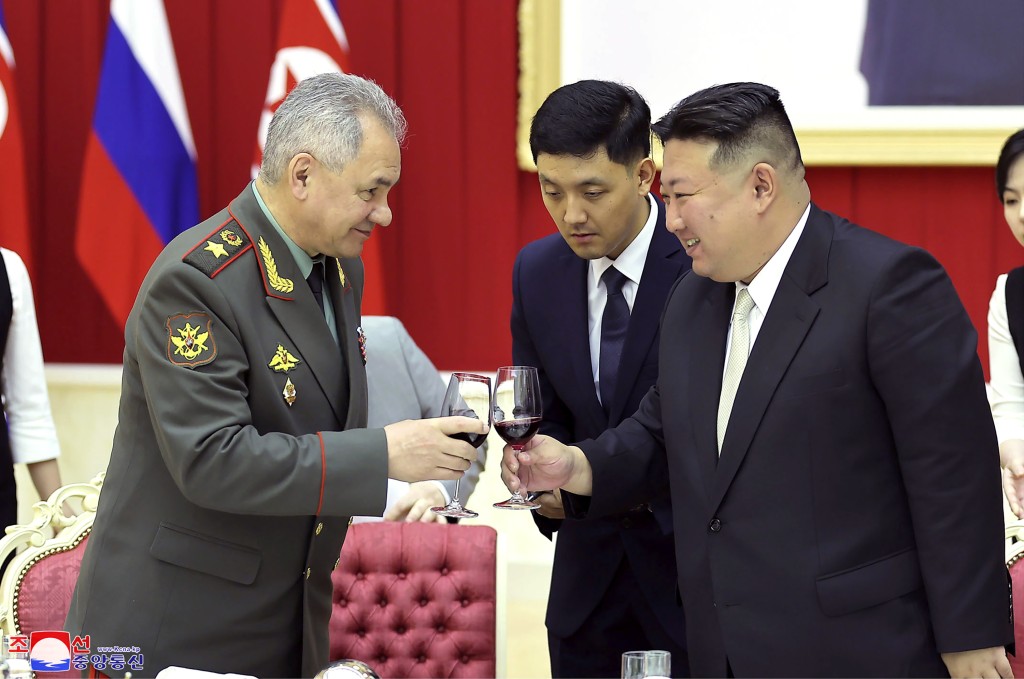 俄羅斯國防部長紹伊古上月到訪北韓會晤金正恩。美聯社