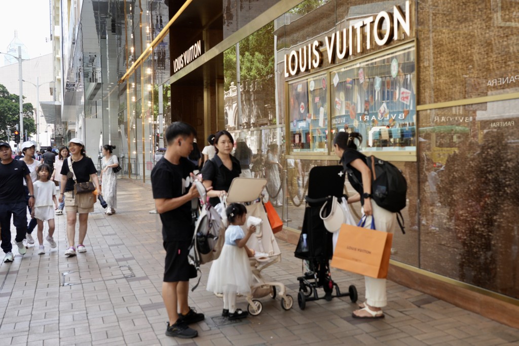 游客到广东道一带名店购物。欧乐年摄