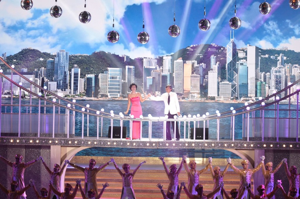 文艺晚会由著名歌手叶蒨文和林子祥的演唱拉开序幕。