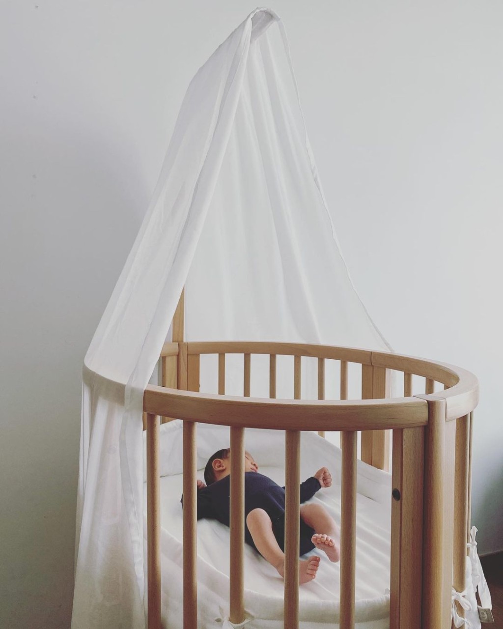 刚出世时脚很长。