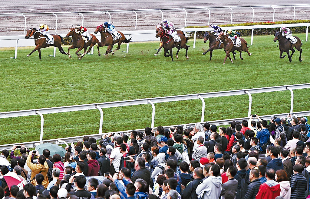 回归前，香港市民关心经济民生，要求回归后「马照跑，舞照跳」。