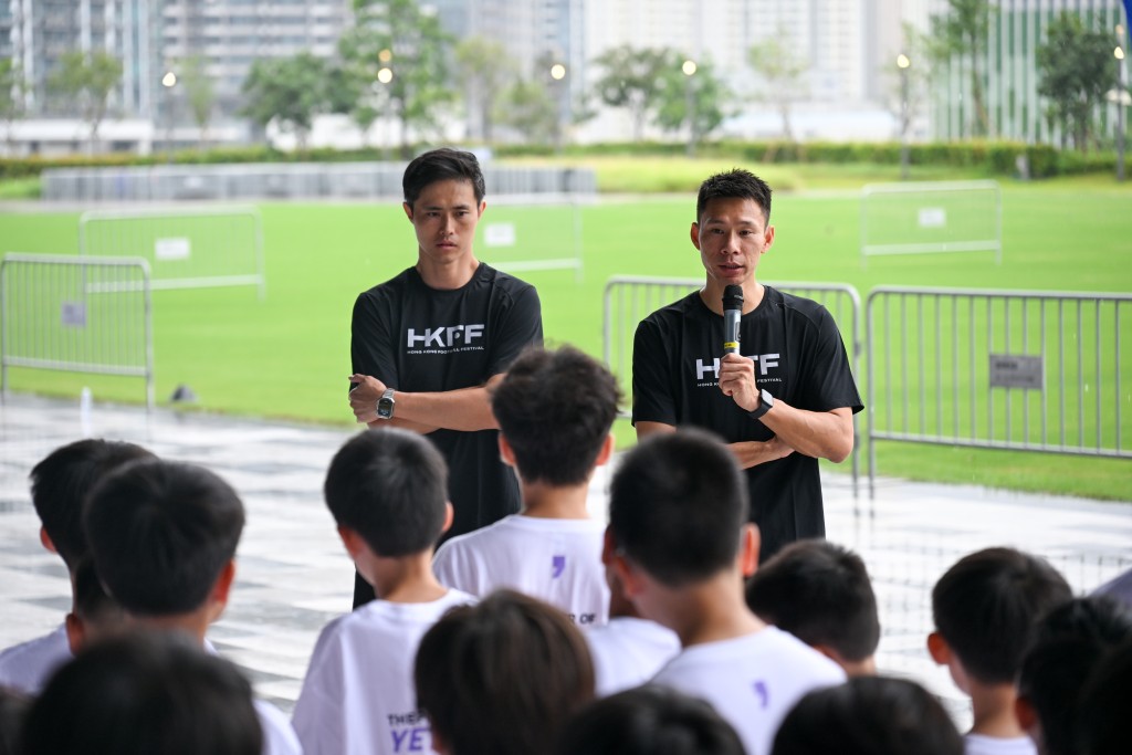 阿辉指自己4强支持的队伍都「灯死」。摄影:魏国谦 阿辉指自己4强支持的队伍都「灯死」。摄影:魏国谦