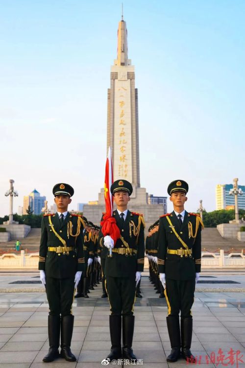 南昌八一廣場舉行建軍95周年升旗儀式。