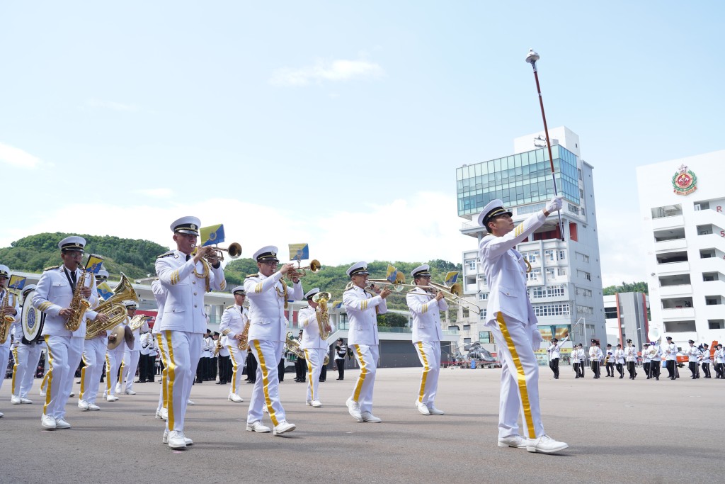 陈国基形容表演展现各纪律部队团结一致，维护国家尊严坚定决心。