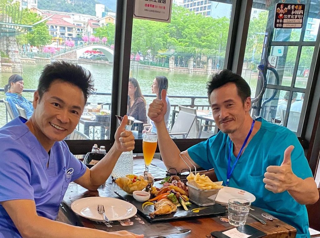 郭晋安与陈豪撑枱脚庆祝。