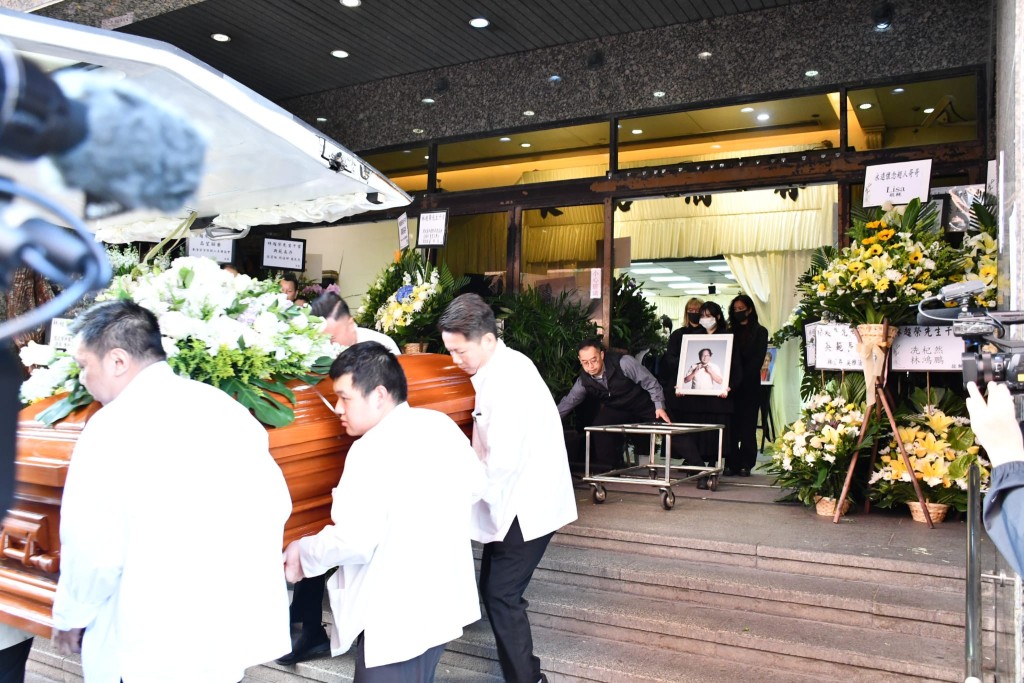 林超榮的棺木上鋪上白花。
