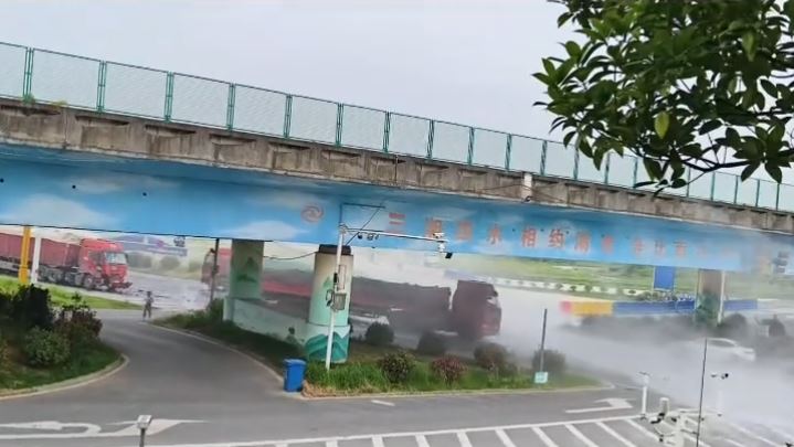 湖南氢氟酸罐车追尾撞泄，当局要封路疏散民众清理“化骨水”。抖音