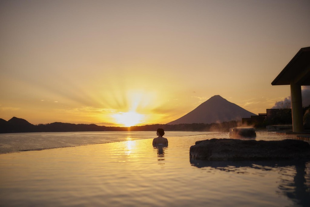 露天浴場玉手箱溫泉可盡覽錦江灣景色。