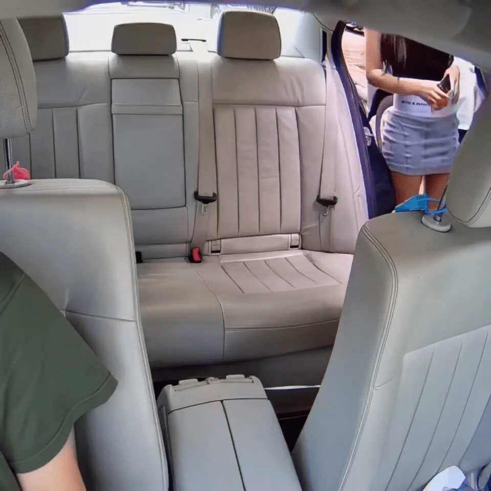 片中一對男女召喚Uber車