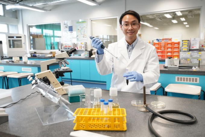 陳俊邦在研發納米抗菌塗層的應用方法時,活用於IVE所學的微生物學知識。VTC提供圖片