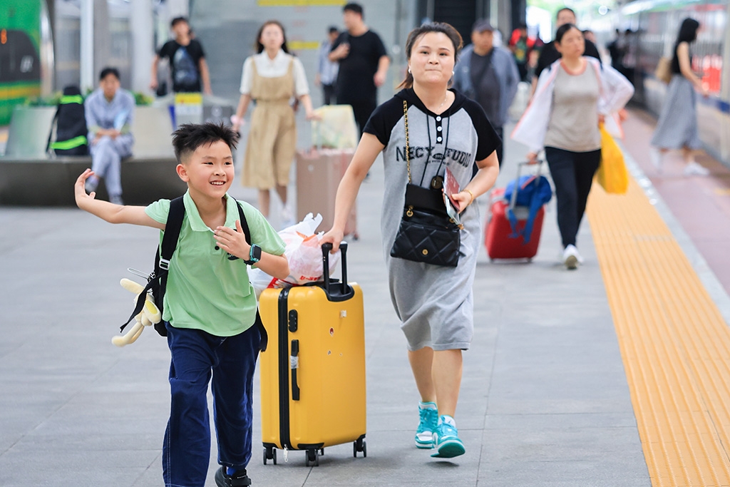2024年7月1日，江蘇南京，旅客在南京火車站乘車出行。 （澎湃新聞，下同）
