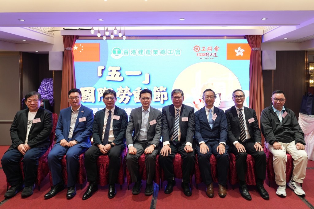 戴尚誠聯同勞福局副局長啟明和發展局常秘(工務)劉俊傑出席香港建造業總工會「五一」國際勞動節暨義工嘉許禮聯歡晚宴。 戴尚誠聯同勞福局副局長啟明和發展局常秘(工務)劉俊傑出席香港建造業總工會「五一」國際勞動節暨義工嘉許禮聯歡晚宴。