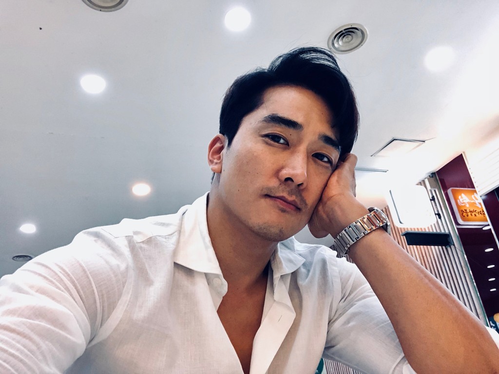 宋承憲是李荷娜第三任搭檔,他飾演為人嚴謹的韓裔美籍刑警Derrick Joe。