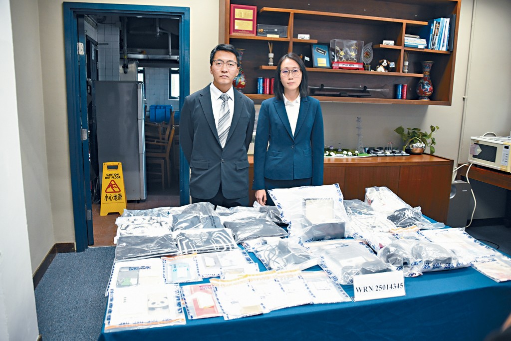 西區警區刑事總督察張蔚珊（右）及重案組第二隊高級督察林景年，講述案情。