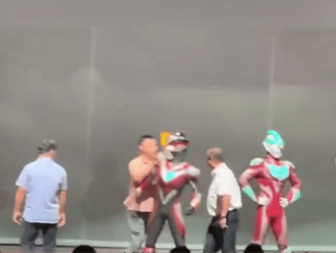 「咸蛋超人」的扮演者被这名大叔推搡，几乎跌下舞台。