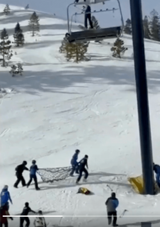 地面遊客驚呼圍觀,滑雪場工作人員隨即趕到現場,在下方鋪設安全網準備接應。 地面遊客驚呼圍觀,滑雪場工作人員隨即趕到現場,在下方鋪設安全網準備接應。