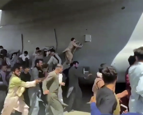 數以千計絕望民眾不斷湧入喀布爾國際機場。 AP