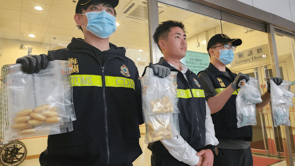 海關檢獲共重約1.4公斤懷疑可卡因，估計市值約140萬元。