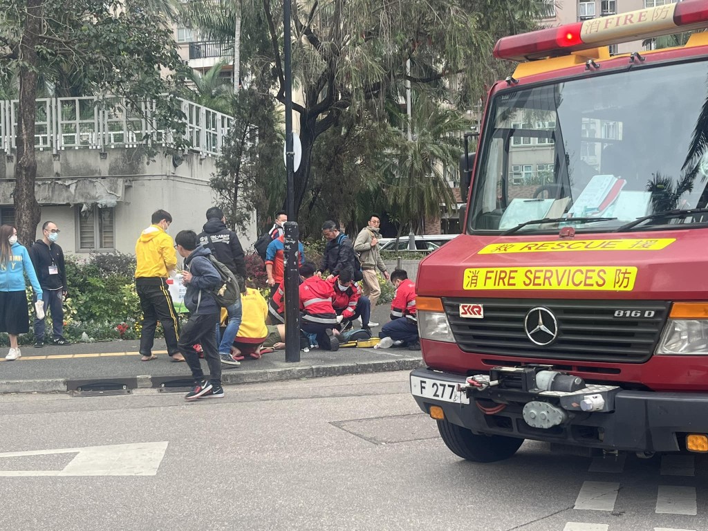 一名中年男子于荔枝角公园附近晕倒，多名救生员闻讯后赶到现场施救。网上图片