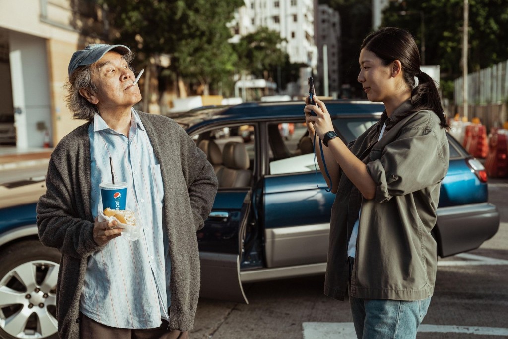 姜大衛（左）在電影《白日之下》中演患腦退化（失智症）的殘疾老人院院友通伯，劇情催淚。