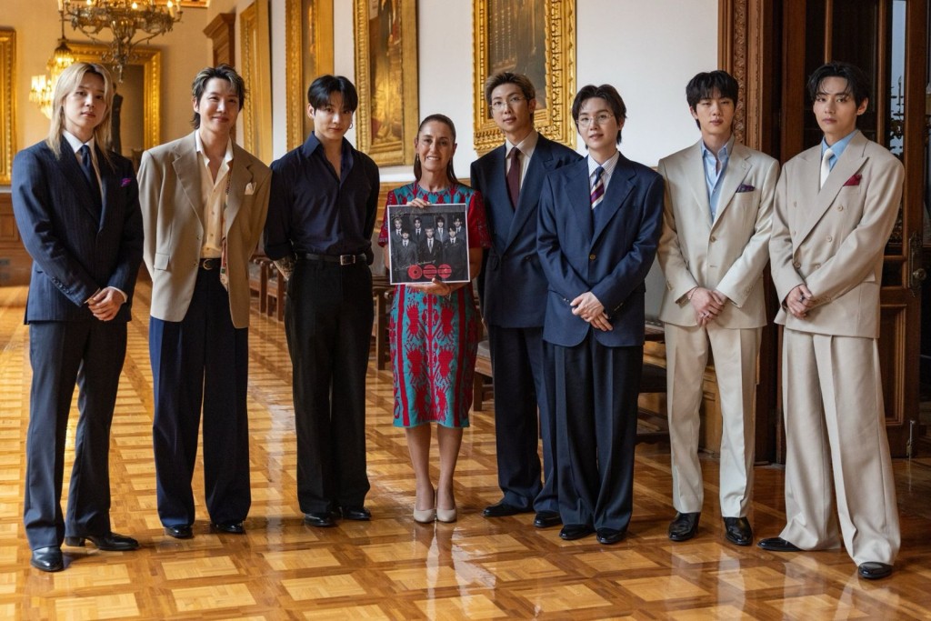 隊長RM以英語及西班牙語發言，指等不及9日展開的墨西哥巡唱。