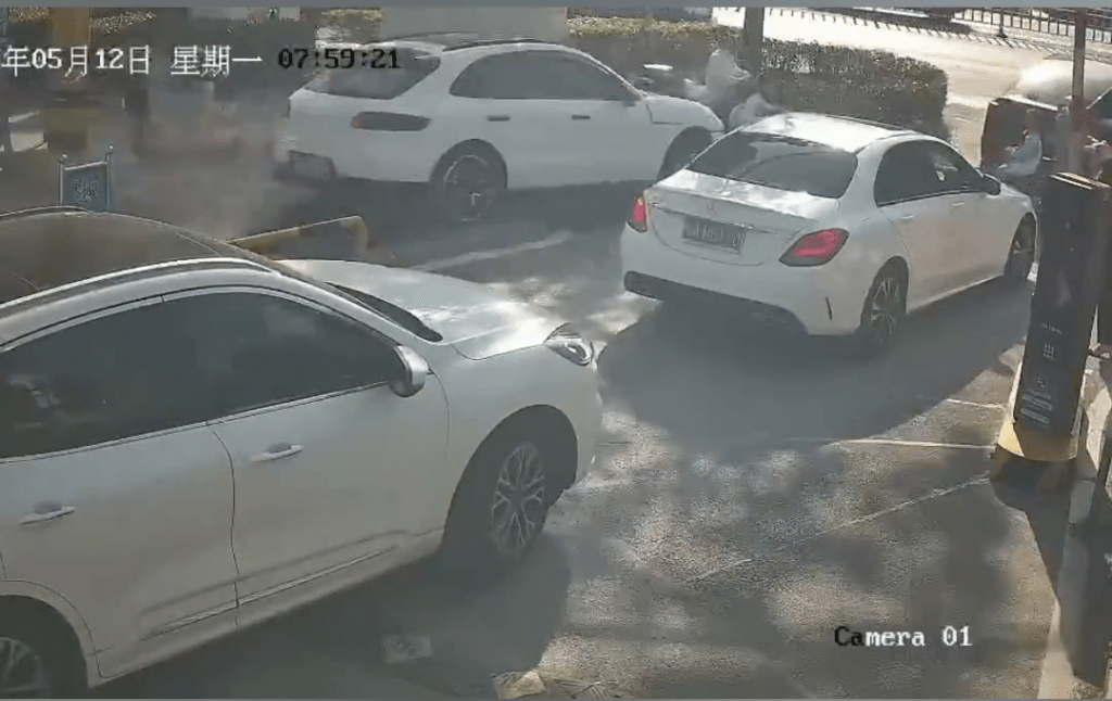 保時捷撞上電動單車及行人。 保時捷撞上電動單車及行人。