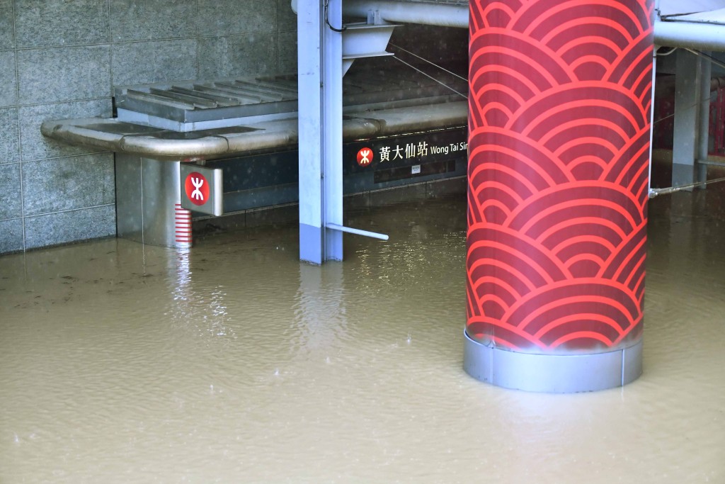 世紀暴雨期間，黃大仙站被淹沒。資料圖片