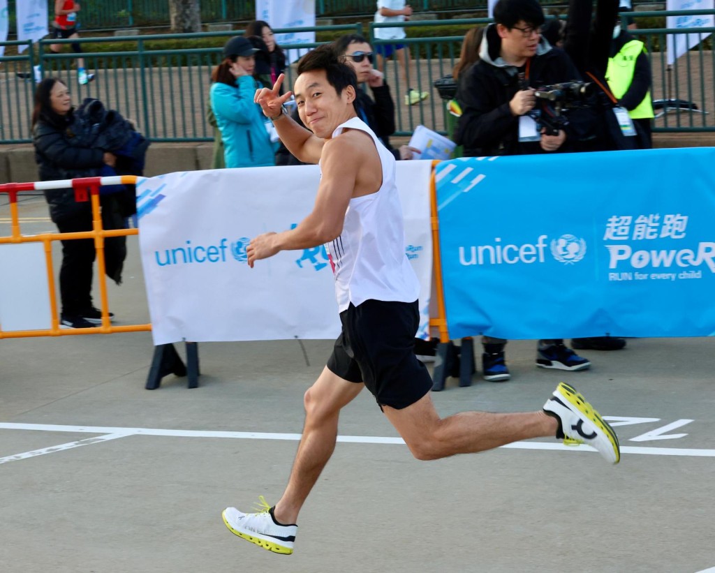 星如比赛途中不忘向镜头摆出胜利手势。徐嘉华摄