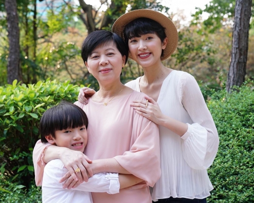 何思諺與母親和兒子為珠寶廣告拍攝。