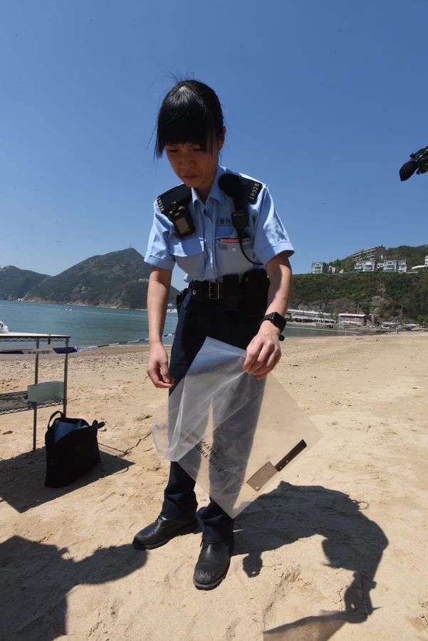 警員在救生員雜物房門外發現一把染血刀。梁國峰攝