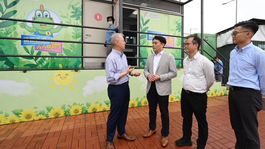 袁旭健昨日馬不停蹄，到元朗區探訪前線同事，為同事們打氣。食環署fb