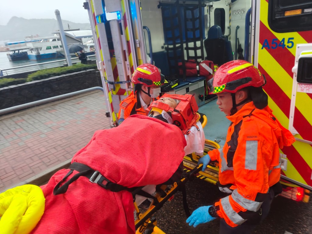 意外中兩人受傷,由救護員送院治理。 意外中兩人受傷,由救護員送院治理。