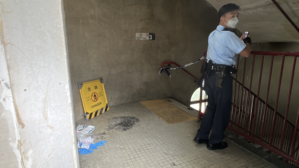 警方封鎖商場後樓梯調查。劉漢權攝