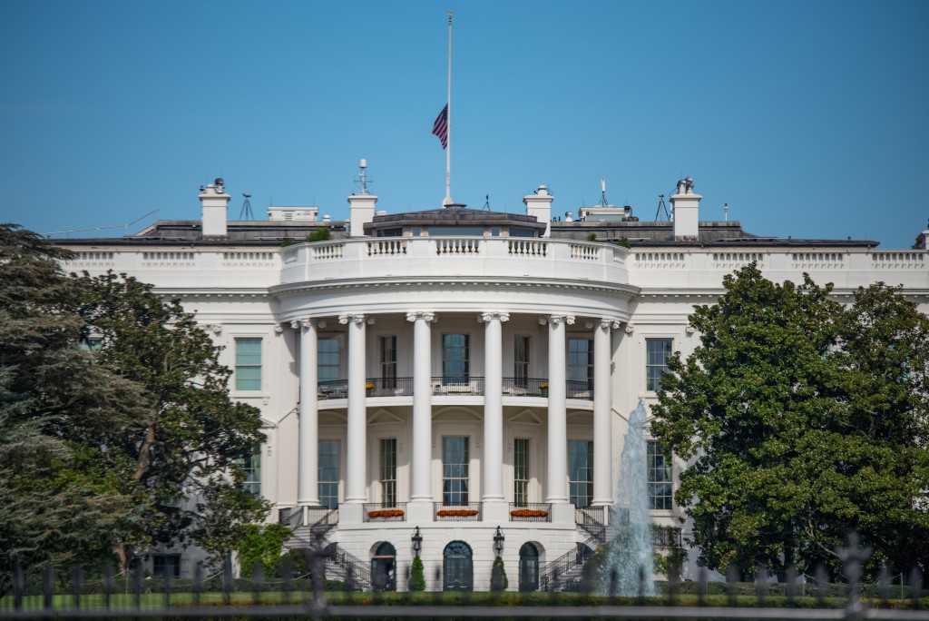 美國總統的白宮辦公室，雖然是背窗而坐，但窗外有建築物。