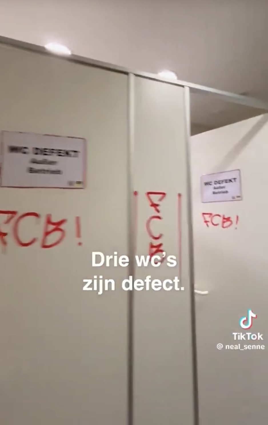 贴上假的“故障中”告示。  TikTok@neal_senne