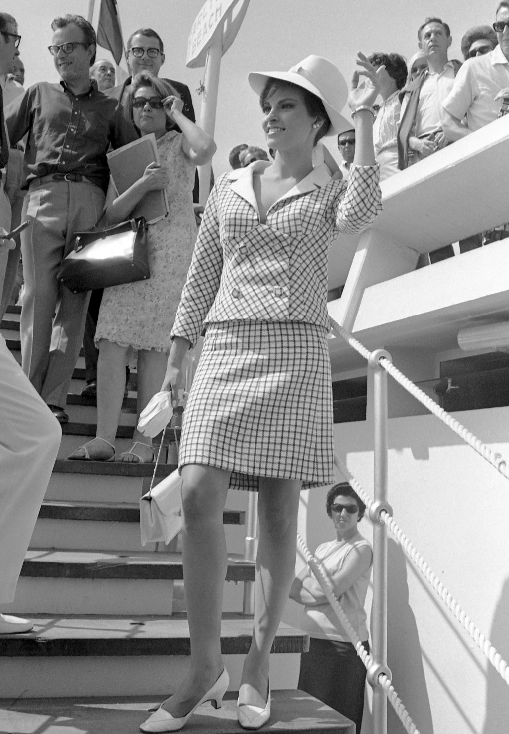 1966年美国女星Raquel Welch出现在法国南部的康城电影节上。AP