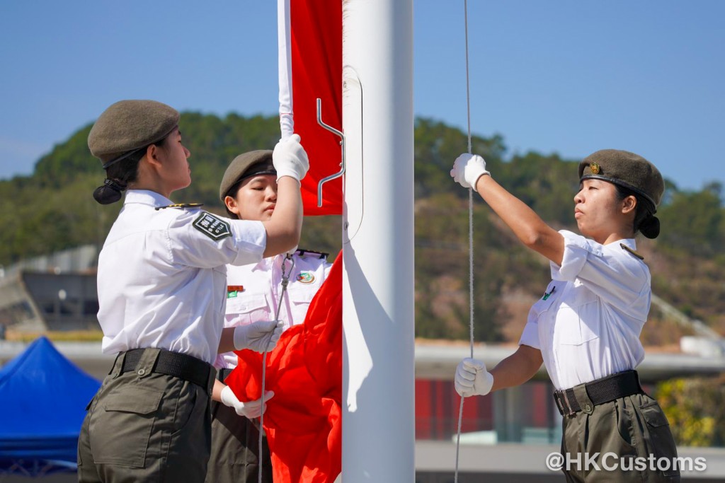 香港海關青年發展計劃（Customs YES）步操及護旗專隊成員參與活動。