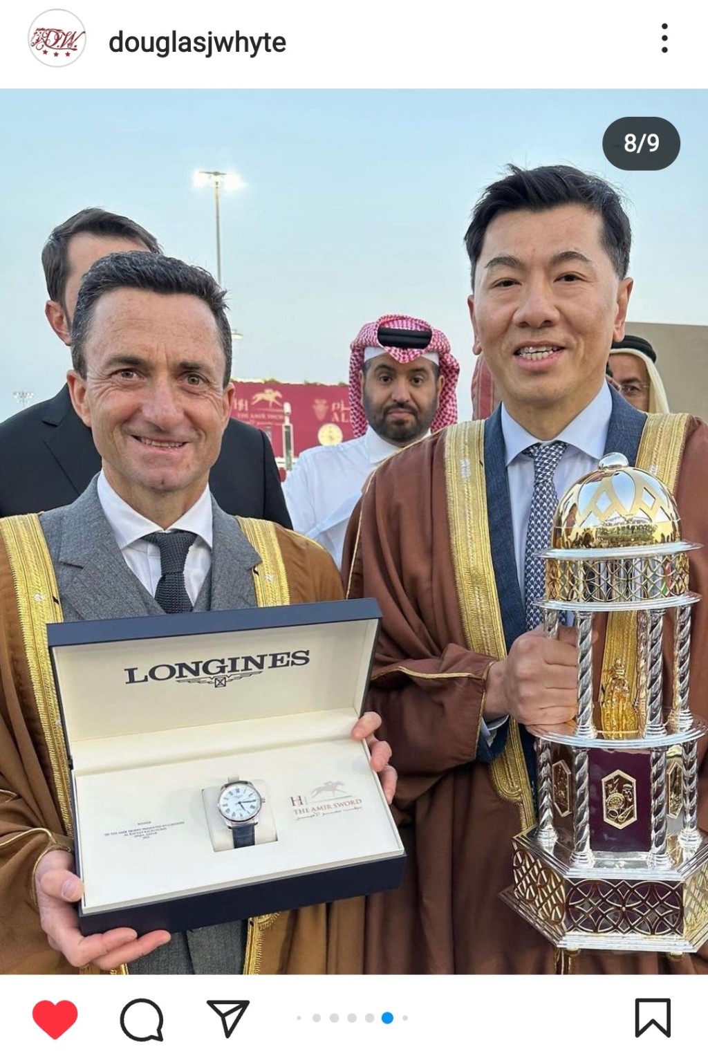 韋達和「將王」馬主張舜清出席頒獎禮,兩人分別獲贈獎盃和名錶。 韋達和「將王」馬主張舜清出席頒獎禮,兩人分別獲贈獎盃和名錶。